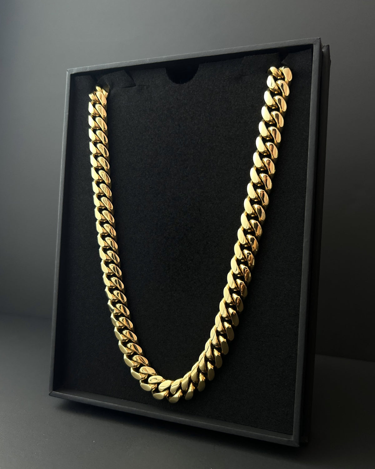 The Classic Cuban link chain in the BALANZI chain box